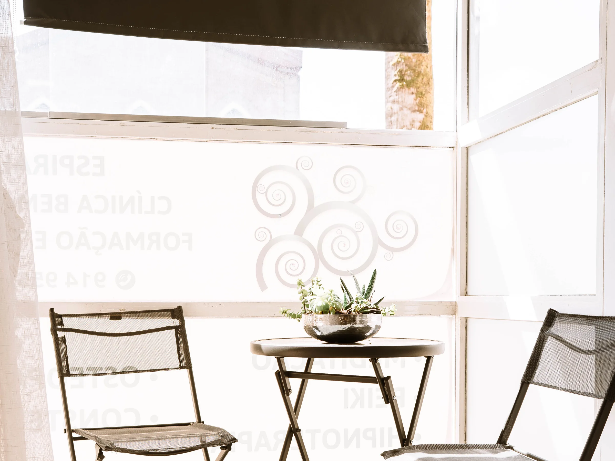 Espaço de acolhimento do Espiral do Ser, a área de café junto à janela